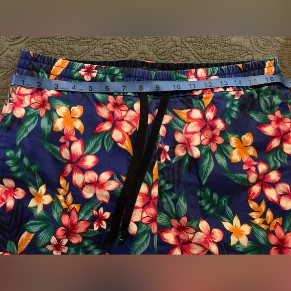 Tommy Hilfiger Floral Multicolor casual Hawaiian 🌺 Shorts men’s Medium - Picture 7 of 12